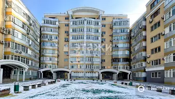 5-комнатная квартира, этаж 5 из 6, 216 м²