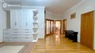 5-комнатная квартира, этаж 5 из 6, 216 м²