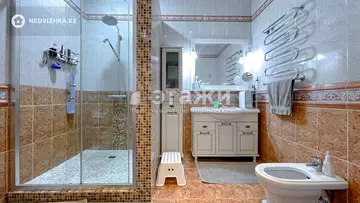 5-комнатная квартира, этаж 5 из 6, 216 м²