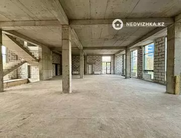 Здание, 4 этажа, 958 м²