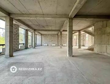 Здание, 4 этажа, 958 м²