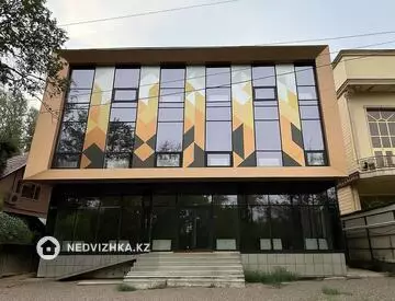 Здание, 4 этажа, 958 м²