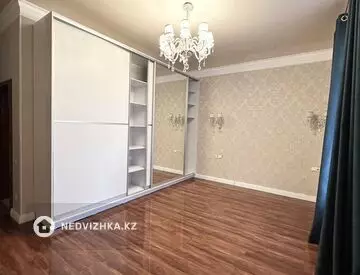 5-комнатная квартира, этаж 1 из 4, 240 м²