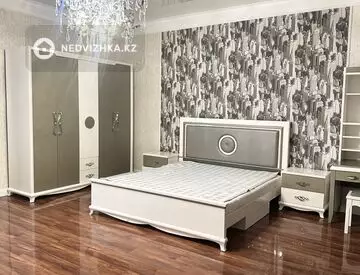 5-комнатная квартира, этаж 1 из 4, 240 м²