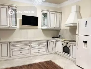 5-комнатная квартира, этаж 1 из 6, 239 м², на длительный срок