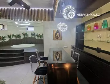7-комнатный дом, 12 соток, 900 м²