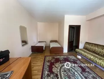 3-комнатная квартира, этаж 1 из 8, 102 м²