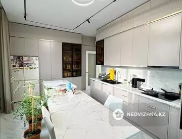 4-комнатная квартира, этаж 2 из 3, 183 м²