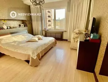 4-комнатная квартира, этаж 4 из 15, 132 м²