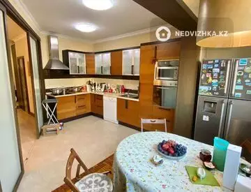 4-комнатная квартира, этаж 4 из 15, 132 м²