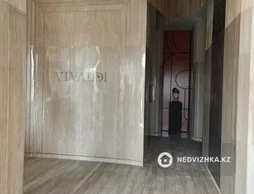 5-комнатная квартира, этаж 1 из 8, 236 м²