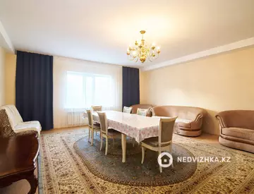4-комнатная квартира, этаж 3 из 5, 317 м²