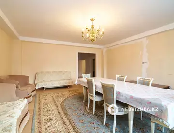 4-комнатная квартира, этаж 3 из 5, 317 м²