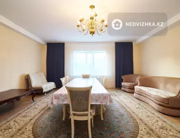 4-комнатная квартира, этаж 3 из 5, 317 м²