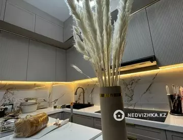 4-комнатная квартира, этаж 4 из 19, 145 м²