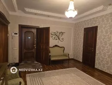 4-комнатная квартира, этаж 7 из 7, 280 м²
