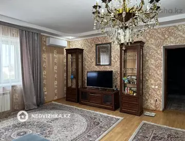 5-комнатная квартира, этаж 4 из 5, 211 м²