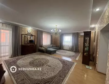 5-комнатная квартира, этаж 4 из 5, 211 м²