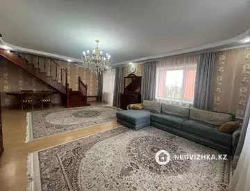 5-комнатная квартира, этаж 4 из 5, 211 м²