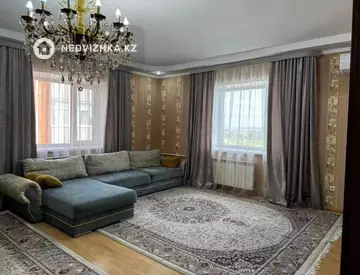 5-комнатная квартира, этаж 4 из 5, 211 м²