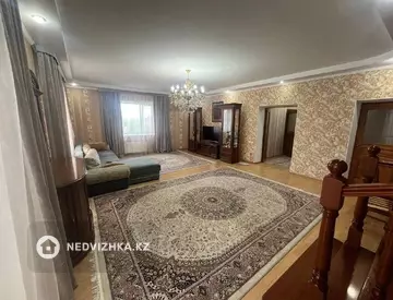 5-комнатная квартира, этаж 4 из 5, 211 м²