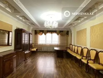 4-комнатная квартира, этаж 3 из 12, 164 м²