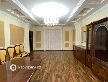 4-комнатная квартира, этаж 3 из 12, 164 м²