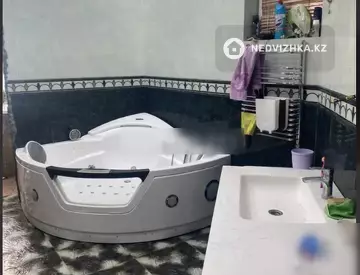 5-комнатная квартира, этаж 10 из 10, 200 м²