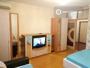 1-комнатная квартира, этаж 5 из 10, 42 м², посуточно