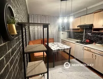 3-комнатная квартира, этаж 4 из 8, 86 м², на длительный срок