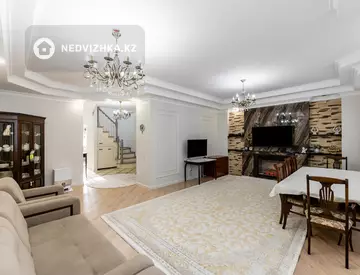 5-комнатная квартира, этаж 3 из 4, 214 м²