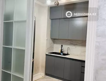 4-комнатная квартира, этаж 2 из 12, 114 м², на длительный срок