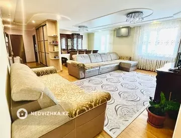 4-комнатная квартира, этаж 5 из 12, 140 м²
