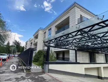 3-комнатная квартира, этаж 3 из 3, 235 м²