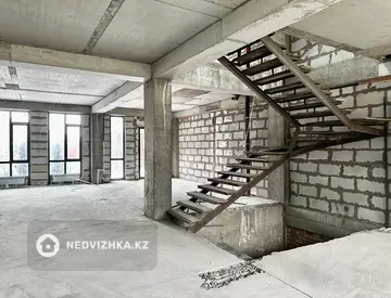 6-комнатная квартира, этаж 1 из 3, 300 м²