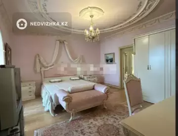 5-комнатная квартира, этаж 5 из 8, 280 м²