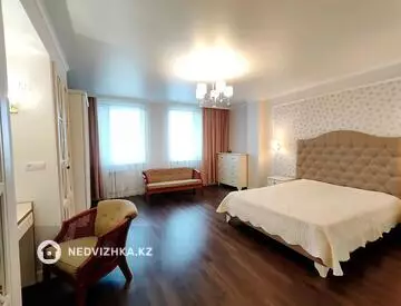 3-комнатная квартира, этаж 10 из 12, 132 м²