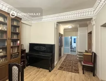 2-комнатная квартира, этаж 3 из 3, 57 м², на длительный срок