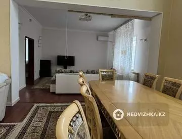 8-комнатный дом, 400 м², на длительный срок