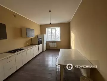 3-комнатный дом, 6 соток, 92 м², на длительный срок