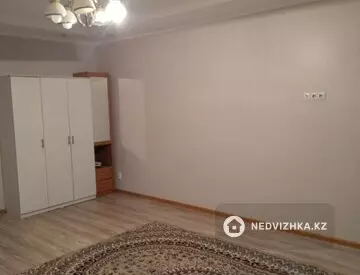 1-комнатная квартира, этаж 2 из 10, 47 м², на длительный срок