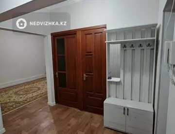 3-комнатная квартира, этаж 4 из 5, 67 м², на длительный срок