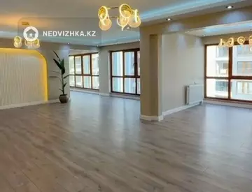 5-комнатная квартира, этаж 4 из 12, 200 м²