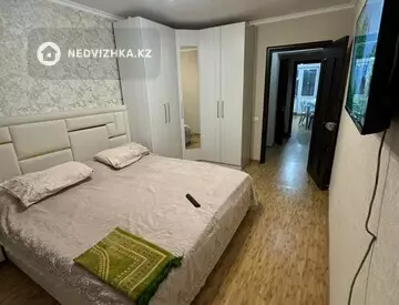 3-комнатная квартира, этаж 4 из 10, 68 м², на длительный срок