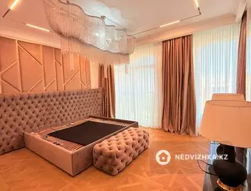 4-комнатная квартира, этаж 3 из 3, 215 м²