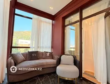 4-комнатная квартира, этаж 3 из 3, 215 м²