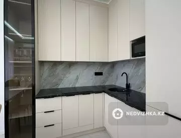 2-комнатная квартира, этаж 12 из 20, 61 м², на длительный срок