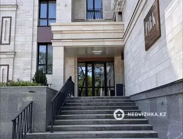 3-комнатная квартира, этаж 3 из 4, 190 м²