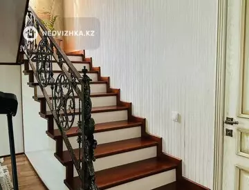 5-комнатный дом, 8 соток, 300 м², на длительный срок