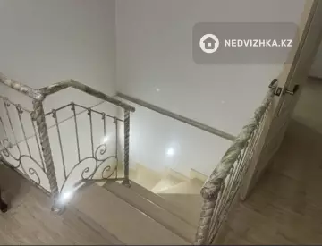 4-комнатная квартира, этаж 9 из 10, 145 м²